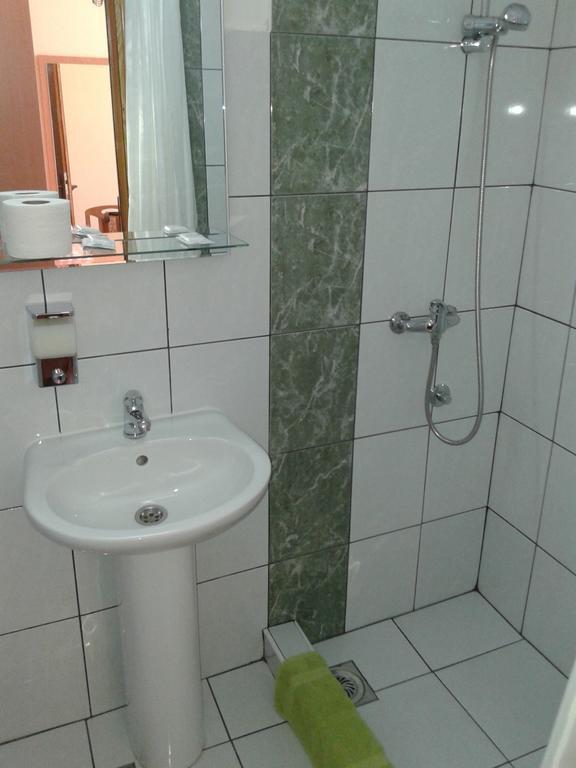 Garni Hotel Alma بايرت الغرفة الصورة